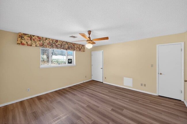 Building Photo - 1910 W 4th St S