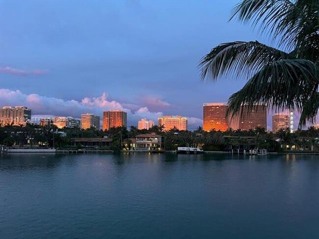 Building Photo - 9821 E Bay Harbor Dr