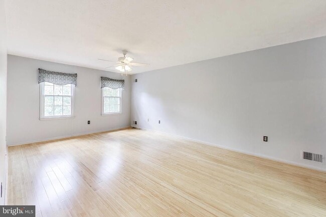 Building Photo - 1718 Crestview Dr