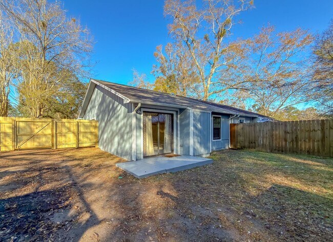 Building Photo - LOVELY & Modern NW 2/1 w/ New Flooring & Huge Privacy Fenced Yard that Inc Lawn Maintenance! Avai...