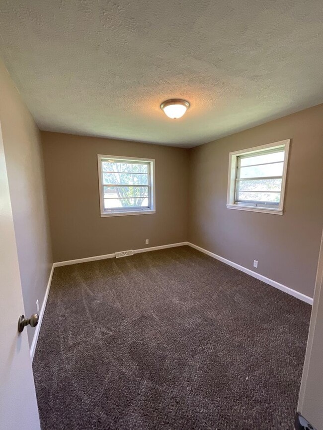 Building Photo - 3 bedroom 2 bathroom house for rent