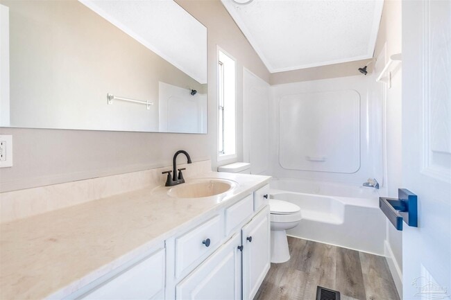 Building Photo - 211 Evergreen Dr