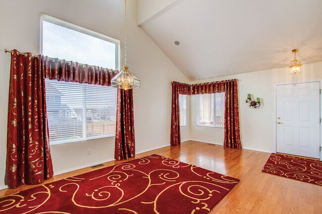 Building Photo - Impeccable 5 Bedroom Home with Mountain Views