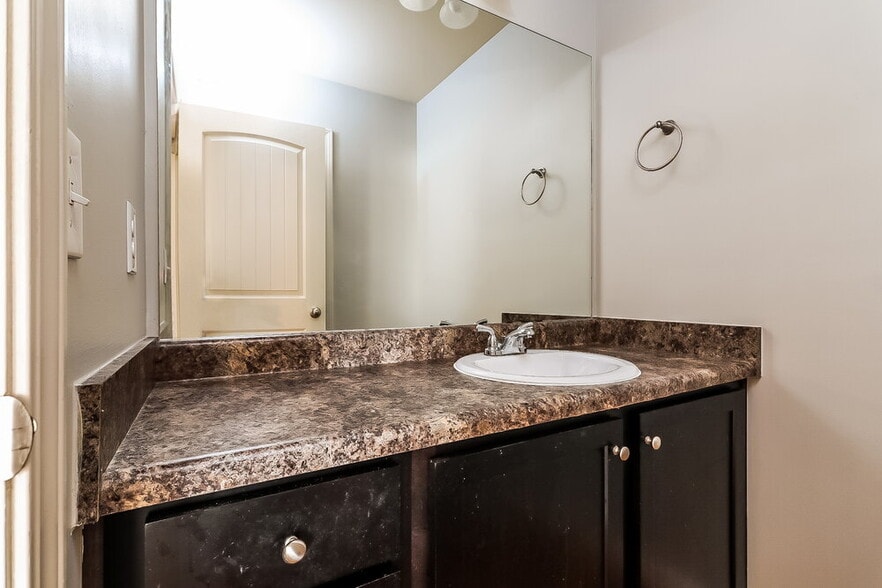 Building Photo - 494 Lobdale Falls Dr