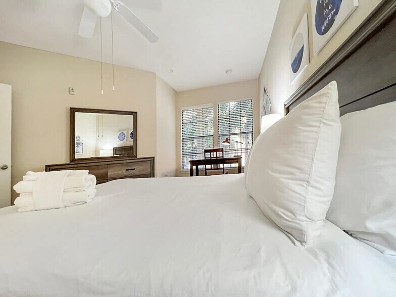 Building Photo - 2021 N Lemans Blvd