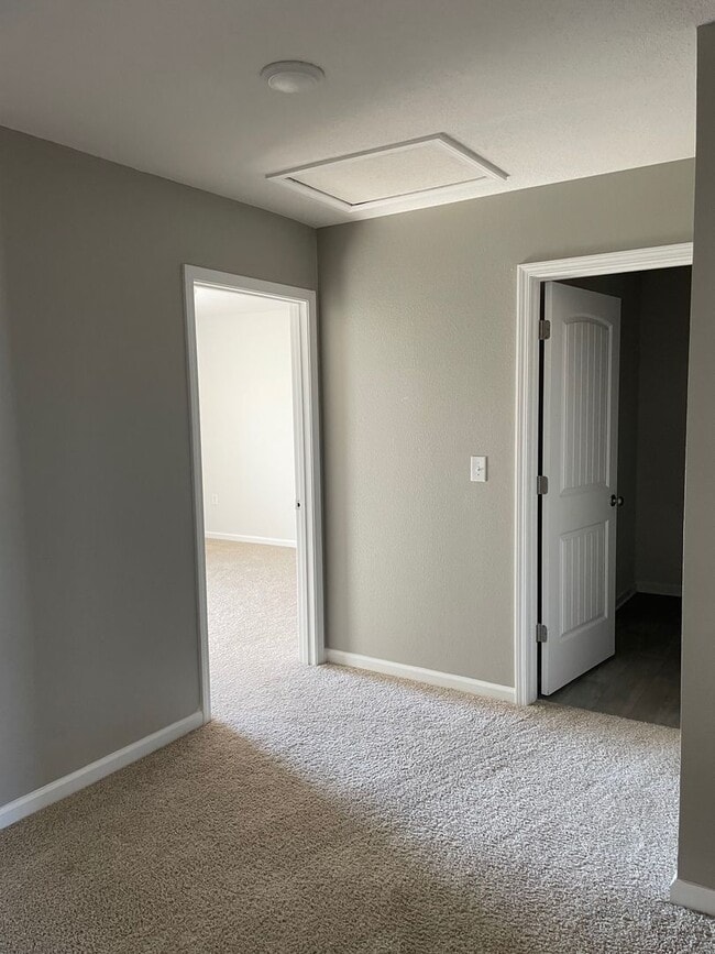 Building Photo - 4 bedroom 2 bath