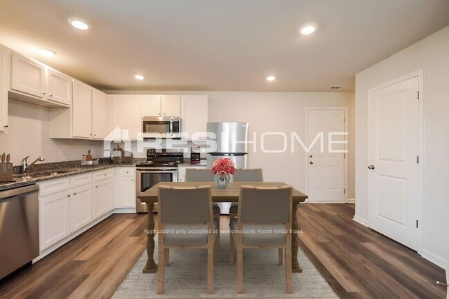 Building Photo - 10 Pommel Ct