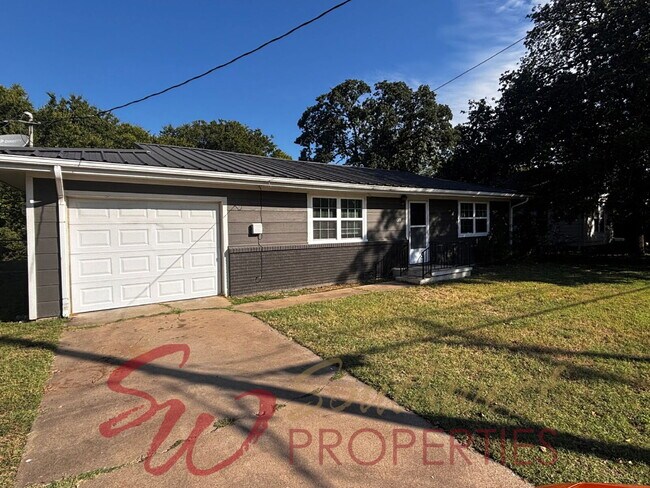 Building Photo - Cozy 2 Bed, 1 Bath Home