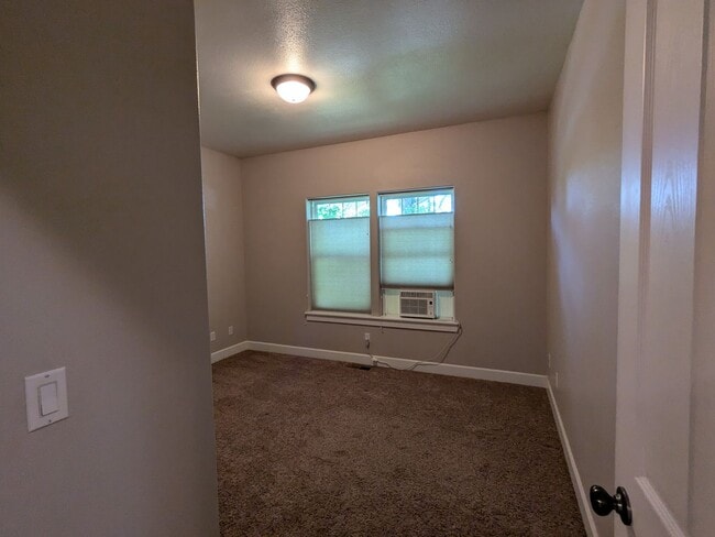 Building Photo - Gorgeous single-level 2x2 with an office\t...