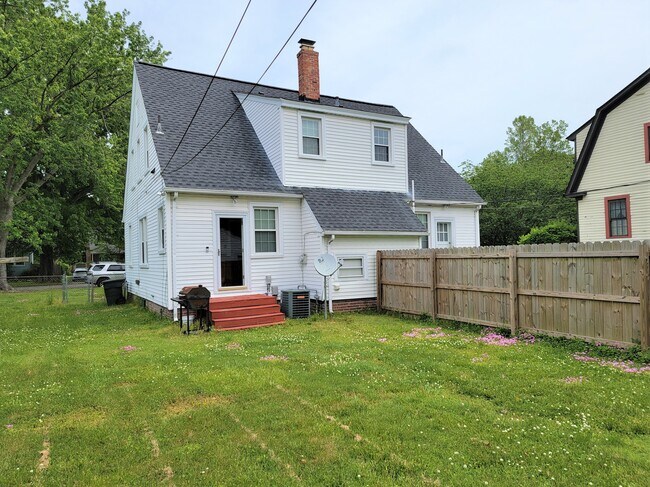 Building Photo - 69 Greenbriar Ave