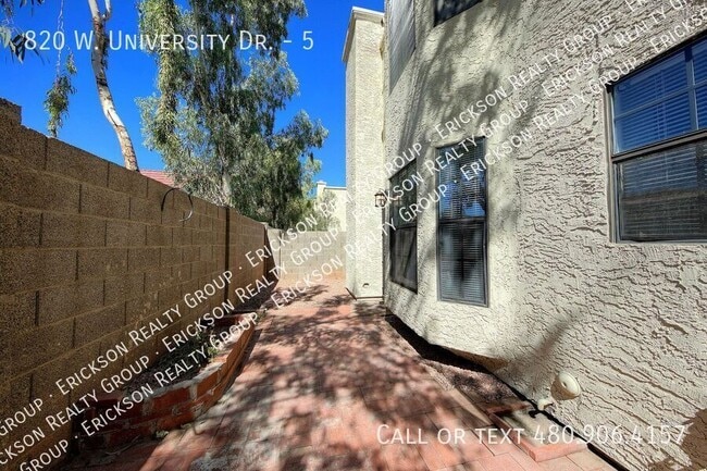 Building Photo - 820 W University Dr