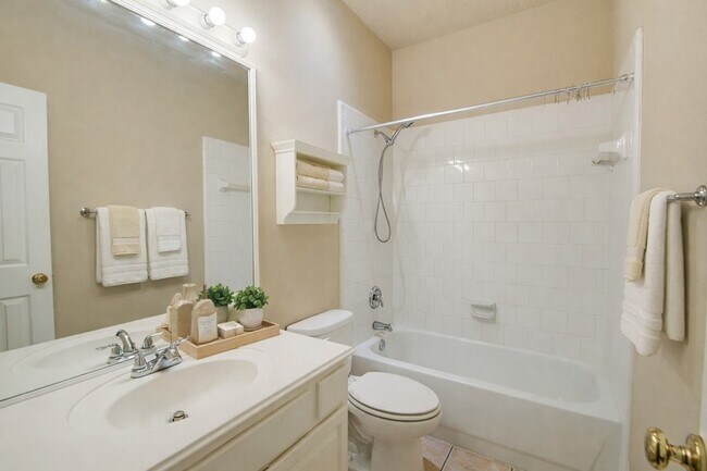 Building Photo - 18422 Auburn Woods Dr