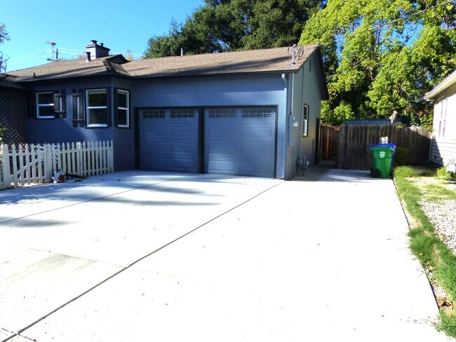 Building Photo - MON301