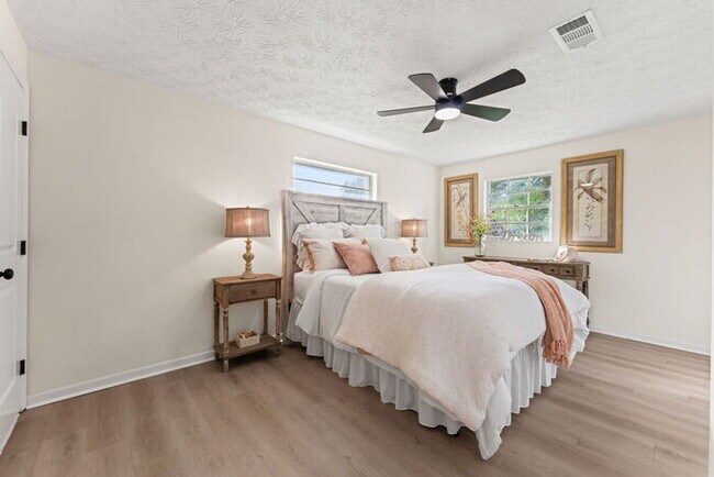 Building Photo - Orange Park 4 Bedroom Home With Upgraded Features Throughout