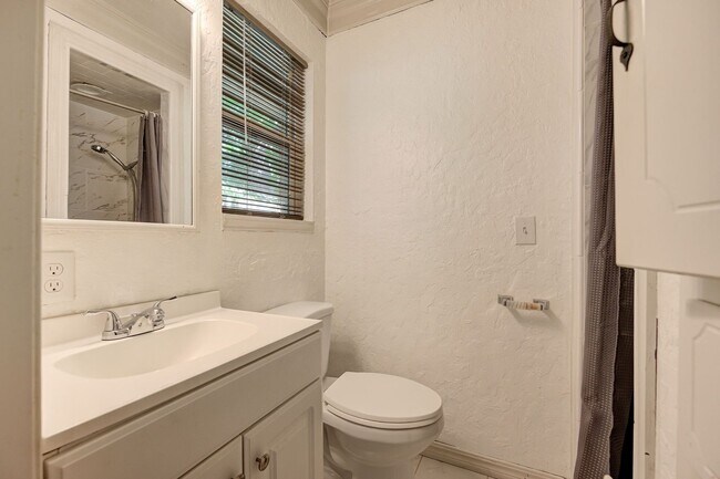 Building Photo - Charming 3-Bed, 1.5-Bath Home with 2-Car Garage Near NW 23rd & MacArthur