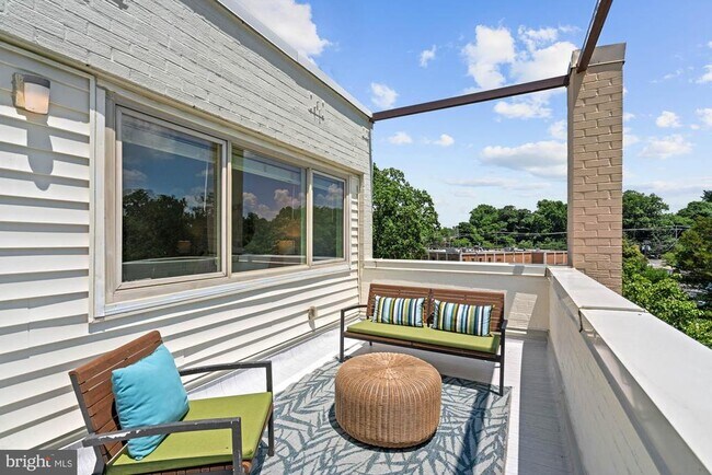 Building Photo - 4720 Chevy Chase Dr