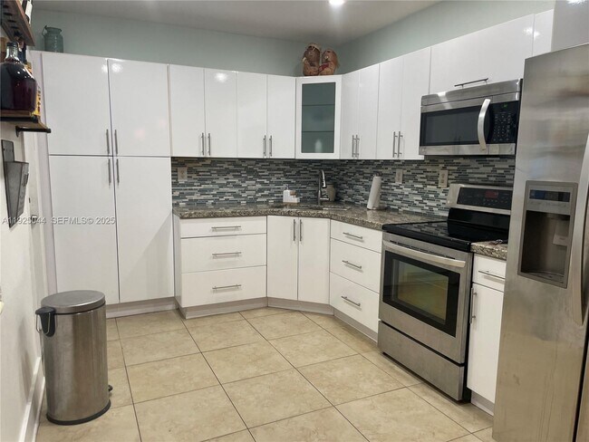 Building Photo - 705 E 9th Ct