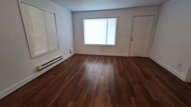 Building Photo - 4 bed 1.5 bath home walking distance to Lo...