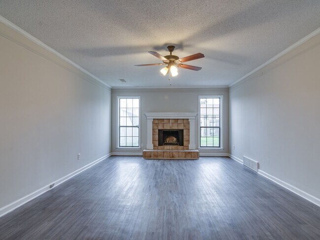 Building Photo - Spacious 3 bedroom/2 bath home available for rent!