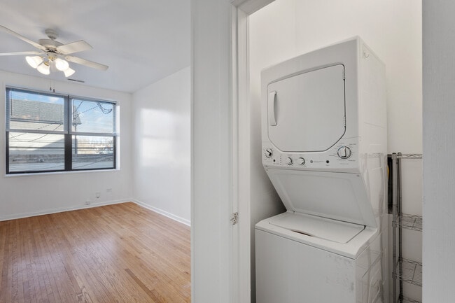 Building Photo - 3320 W Diversey Ave