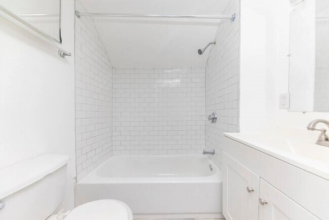 Building Photo - 10 Clinton St