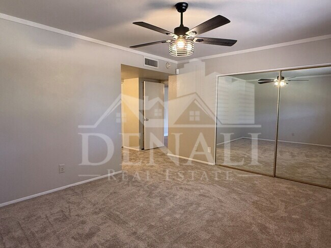 Building Photo - 5129 E Emile Zola Ave