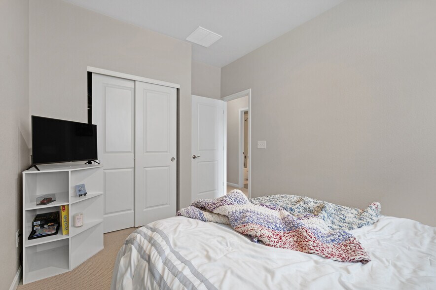 Building Photo - 1837 S Poplar Ct