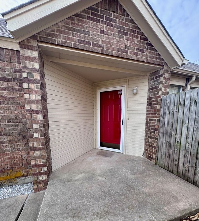 Building Photo - 2 bed, 2 bath, 2 car garage