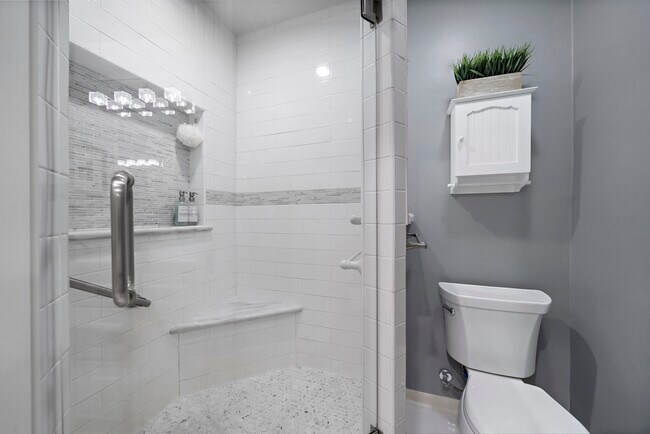 Building Photo - 8944 Chatsworth Dr