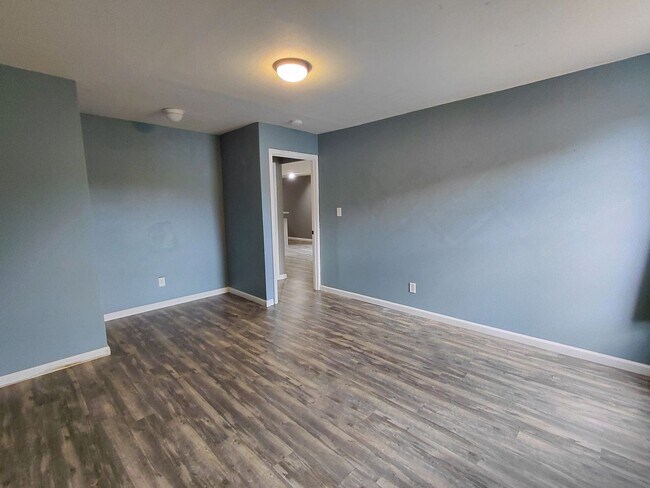 Building Photo - 137 Creek View Dr
