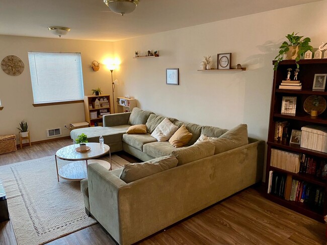 Building Photo - 3BD/2.75BA Duplex. Pet Friendly!