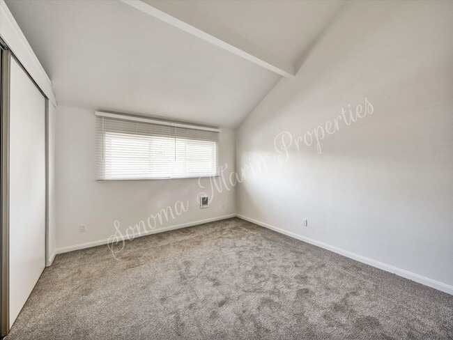 Building Photo - 2 Bedroom 1.5 Bath 2 Car Garage Includes W...