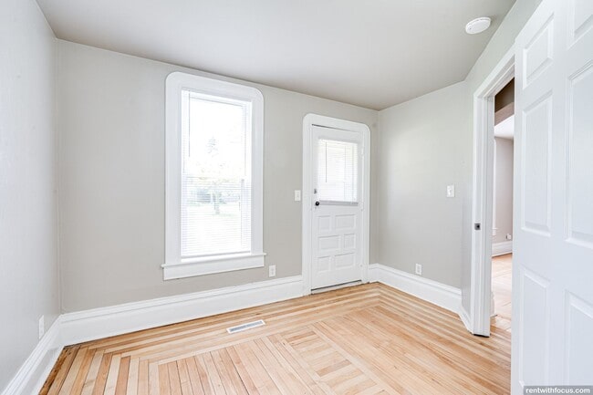 Building Photo - 2726 W Spencer St