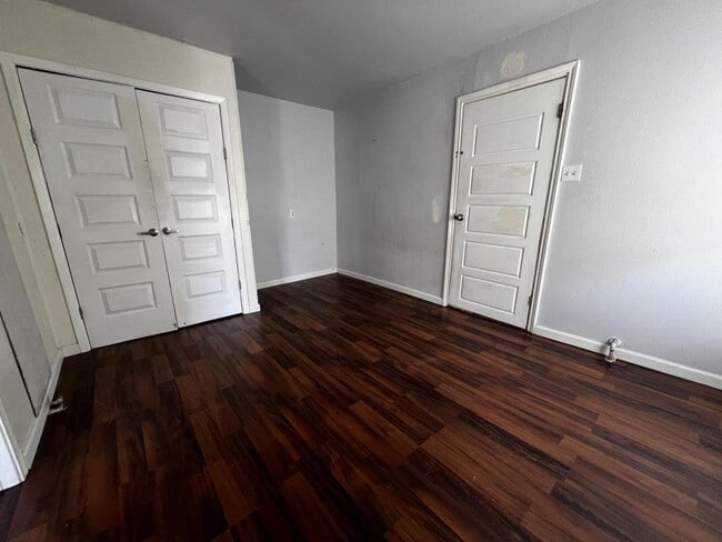 Building Photo - 612 E Gandy St