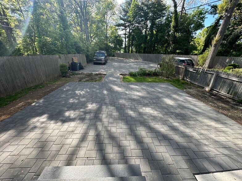 Building Photo - 119 W Rogues Path