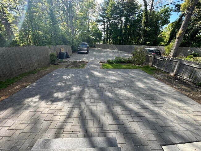 Building Photo - 119 W Rogues Path