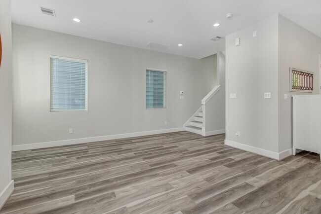 Building Photo - 1329 Buescher Dr