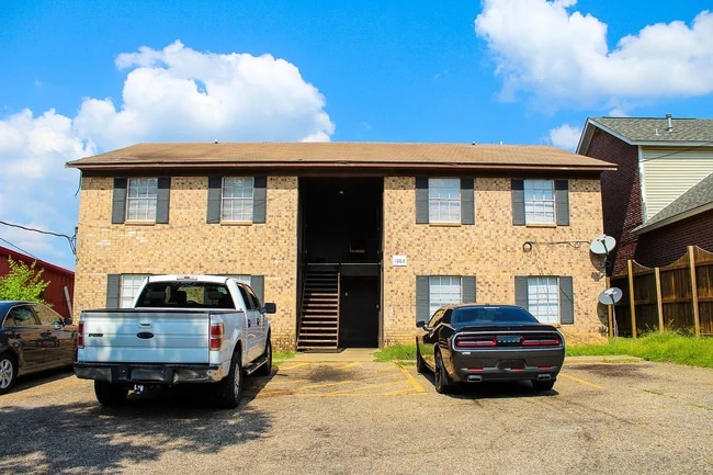Building Photo - 1003 E Burleson St
