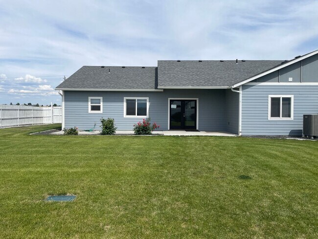 Building Photo - 2856 Rd H NE