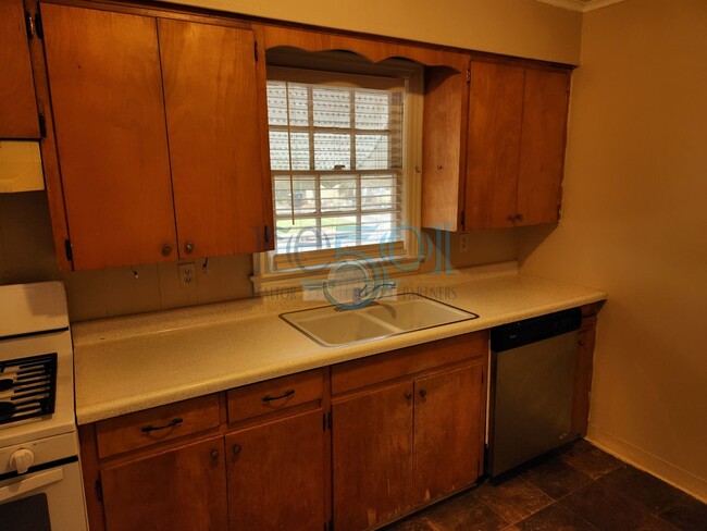 Building Photo - Great Find in Hillcrest! 2BR & 1 BA