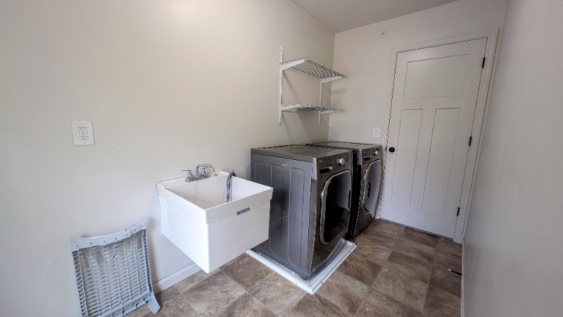 Building Photo - 2568 Vierling Dr E
