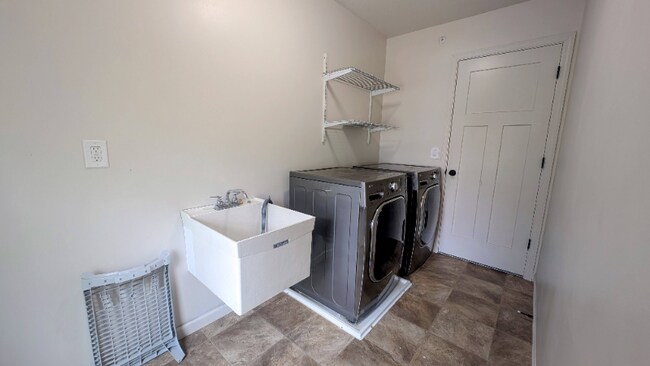 Building Photo - 2568 Vierling Dr E