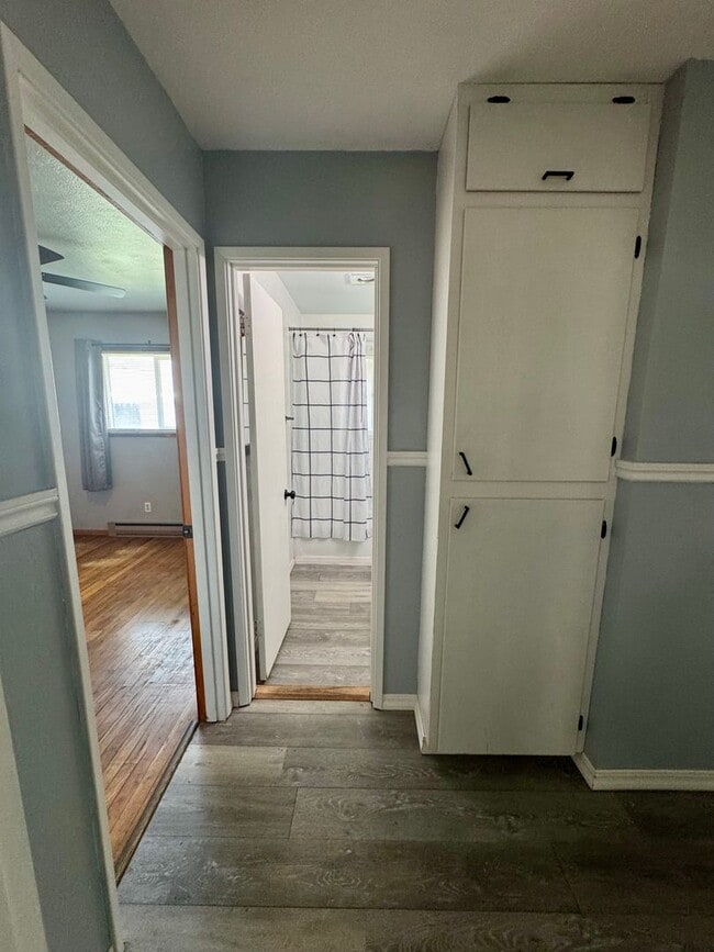 Building Photo - Renovated 2 bed 1 bath duplex near town ce...