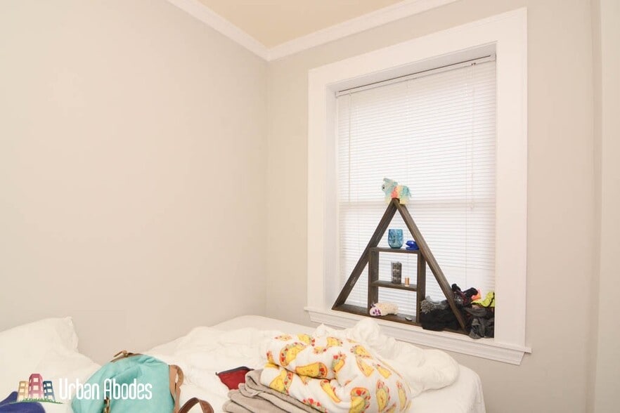 Building Photo - 818 W Lakeside Pl