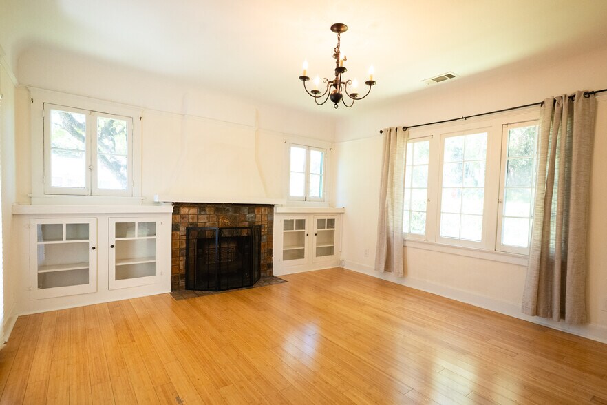Building Photo - 1726 N Los Robles Ave