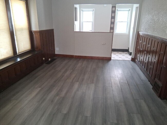 Building Photo - 1337 E 84th St