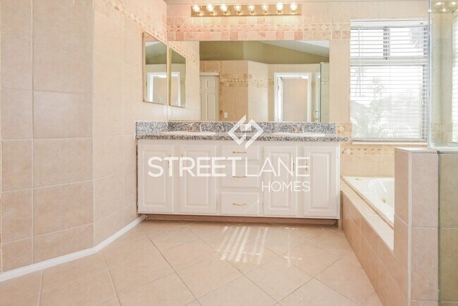 Building Photo - Spacious 5 bedroom home in Henderson!