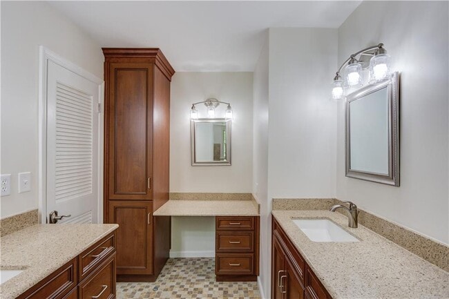 Building Photo - 770 Crest Valley Dr NW