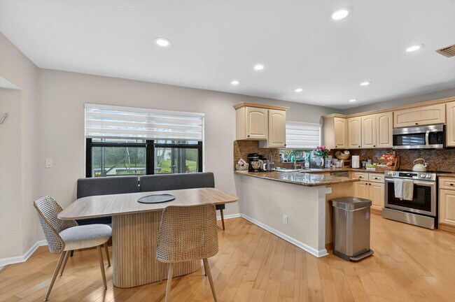 Building Photo - 10065 Camelback Ln