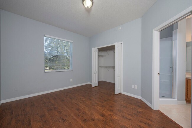 Building Photo - 2 Bedroom /2.5 bathrooms Town House. Just ...